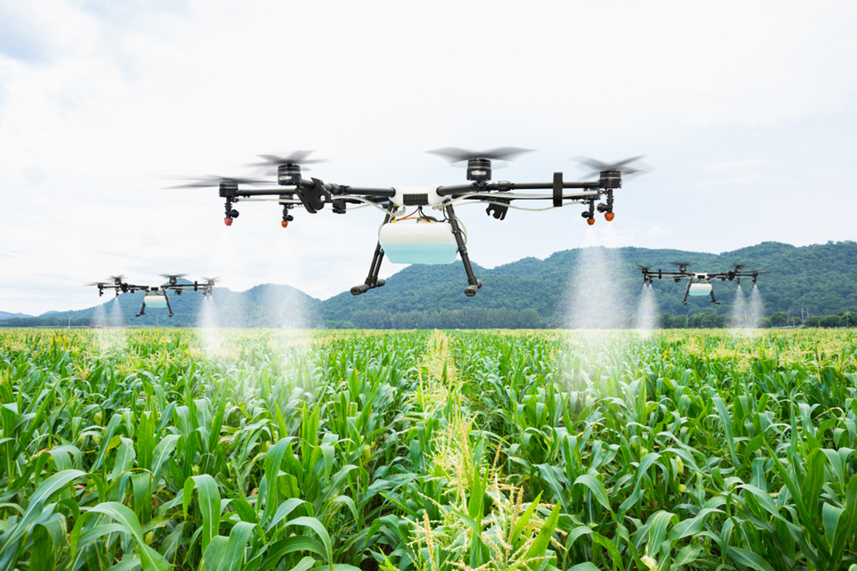 drone-spraying-field